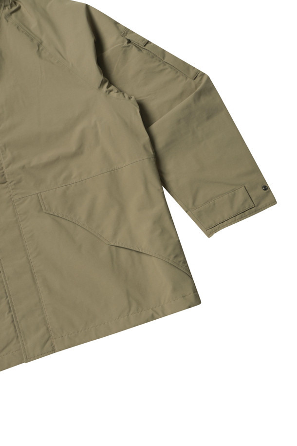 (NANAMICA) 2L 나일론 고어텍스 크루저 재킷은 남성용 아우터로, 일상과 아웃도어 활동 모두에 적합합니다. 카키 베이지 색상의 무지 디자인이며, 봄, 가을, 겨울 세 계절 모두 착용 가능합니다. 레귤러핏으로 제작되었으며, 지퍼형 여밈 방식을 채택했습니다. 나일론과 고어텍스 소재를 사용하여 방수, 투습 기능을 갖췄으며, 밀리터리 스타일의 두꺼운 재킷입니다. 여행, 캠핑, 등산 시 캐주얼, 고프코어 및 워크웨어 스타일로 연출하기 좋습니다.
