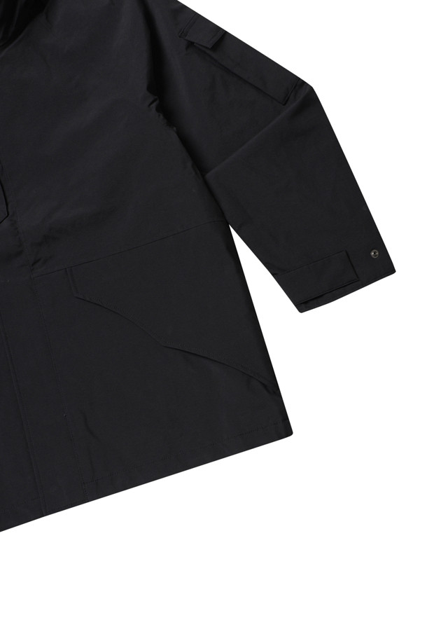 (NANAMICA) 2L 나일론 고어텍스 크루저 재킷 - 블랙은 남성용 아우터로, 일상과 아웃도어 활동 모두에 적합합니다. 봄, 가을, 겨울 계절에 착용 가능하며, 밀리터리와 아웃도어 스타일을 결합한 디자인입니다. 블랙 색상의 무지 패턴에 레귤러 핏, 집업 여밈 방식을 갖춘 크루저 코트 타입의 재킷입니다. 2층 ePE 고어텍스 fabrics, 리사이클 나일론 겉감, 오가닉 코튼/쿨맥스 안감, 비불소 방수투습 멤브레인, 발수 가공, 심테이프 가공 등을 특징으로, 방수, 투습, 발수 기능을 제공합니다. 출근룩과 여행룩, 미니멀, 클래식, 고프코어 스타일을 즐기는 분들에게 추천합니다.
