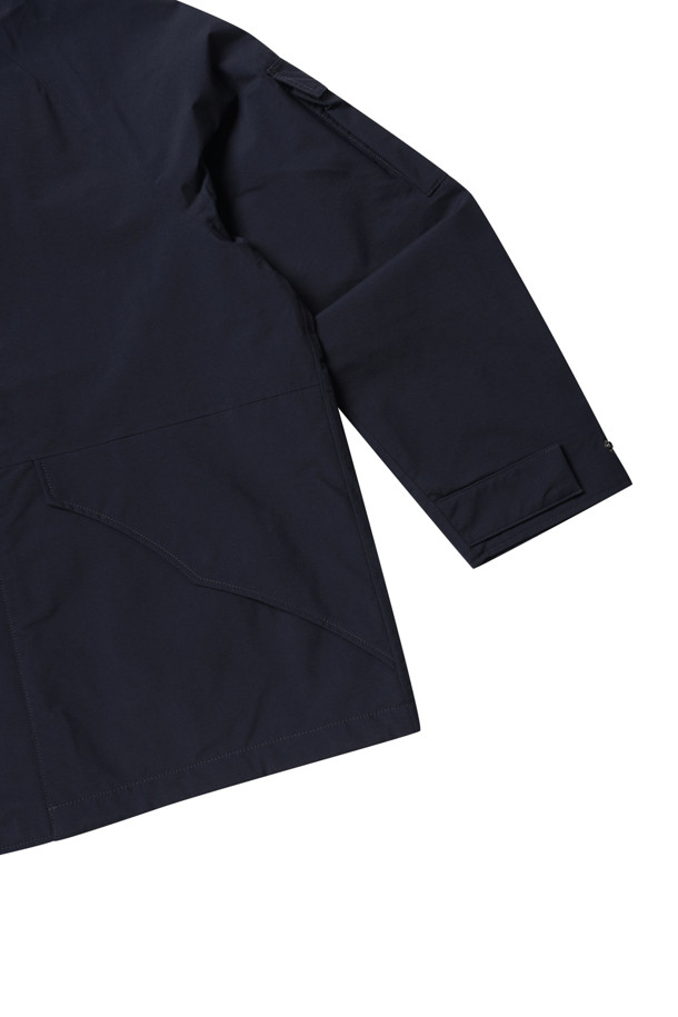 (NANAMICA) 2L 나일론 고어텍스 크루저 재킷 - 네이비는 남성용 아우터로, 일상과 아웃도어 활동 모두에 적합한 자켓입니다. 방수 및 투습 기능의 고어텍스 소재와 리사이클 나일론 겉감, 오가닉 코튼 안감, 쿨맥스 안감의 조합으로 뛰어난 기능성을 제공합니다. 밀리터리 스타일과 아웃도어 무드를 동시에 느낄 수 있으며, 봄, 가을, 겨울 계절에 착용하기 좋습니다. 레귤러 핏의 집업 스타일로, 여행, 등산, 캠핑 등 다양한 TPO에 활용 가능하며 고프코어, 미니멀, 클래식 스타일을 연출하기 좋습니다.
