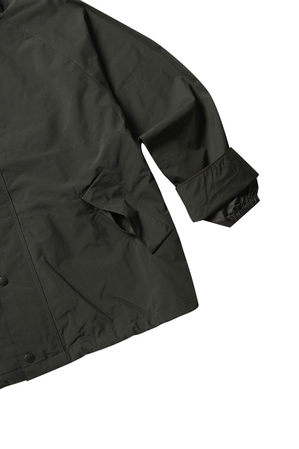 (NANAMICA) 2L PERTEX UNLIMITED FIELD 재킷 - 다크 올리브는 아웃도어 활동과 일상생활 모두에 적합한 남성용 필드 재킷입니다. 봄, 가을에 착용하기 좋은 얇은 두께감으로, 부드러운 촉감과 레귤러핏으로 편안한 착용감을 선사합니다. 방수 및 투습 기능이 있으며, 내부 지퍼 포켓과 밑단 조절이 가능하여 실용성을 높였습니다. 다크 올리브 색상의 무지 디자인에 안감은 체크 패턴으로 포인트를 주어 캐주얼, 클래식, 고프코어 스타일을 연출할 수 있습니다. 여행, 산책, 캠핑 등 다양한 TPO에 활용 가능합니다.
