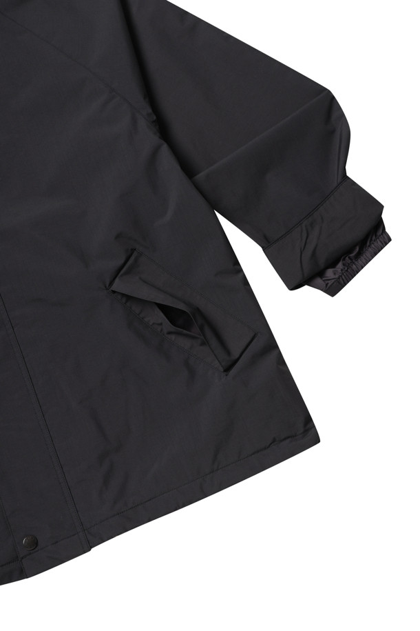 (NANAMICA) 2L PERTEX UNLIMITED FIELD SHORT JACKET - BLACK (나나미카 2L 퍼텍스 언리미티드 필드 숏 재킷 - 블랙)입니다. 일상과 출근룩, 여행룩에 적합하며, 캐주얼, 미니멀, 클래식 스타일을 연출할 수 있습니다. 봄, 가을에 어울리는 숏 기장의 블랙 컬러 필드 재킷으로, 방수 및 투습 기능을 갖췄습니다. 부드러운 촉감의 나일론, 면, 폴리에스터, 코듀로이 혼방 소재로 제작되었으며, 내부 하우스 체크 무늬 안감과 코듀로이 칼라, 조절 가능한 밑단, 내부 지퍼 포켓 등의 특징을 가지고 있습니다. 긴소매 집업 스타일의 무지 디자인으로, 다양한 코디에 활용하기 좋습니다.
