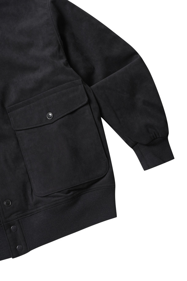 (NANAMICA) 인슐레이션 크루 재킷 - 모스 그레이는 남성용 아우터 자켓입니다. 미니멀하고 캐주얼한 스타일로, 가을과 겨울에 착용하기 좋습니다. 두꺼운 두께감과 부드러운 촉감의 폴리에스테르와 울트라스웨이드 소재를 사용하여 편안함을 제공합니다. 프리마로프트 블랙 충전재, 오가닉 코튼 안감, 쿨맥스 안감으로 보온성과 경량성을 동시에 갖췄으며, 출근룩으로 활용하기에도 적합합니다. 모스 그레이 컬러의 무지 디자인과 오버핏, 긴 소매, 집업 여밈 방식이 특징입니다.
