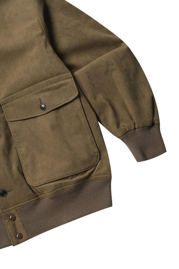 (NANAMICA) 인슐레이션 크루 재킷 - 베이지는 미니멀하고 클래식한 스타일의 남성용 자켓입니다. 가을과 겨울에 착용하기 좋으며, 일상, 출근룩, 비즈니스 캐주얼, 모임룩 등 다양한 TPO에 활용할 수 있습니다. 부드러운 촉감의 레귤러 기장 오버핏 자켓으로, 30% 식물 유래 폴리에스터와 울트라스웨이드, PRIMALOFT® Black Insulation 충전재를 사용하여 보온성을 높였습니다. 무지 패턴의 베이지 컬러에 스냅 여밈 방식과 크루넥 코트 타입 디자인이 특징이며, 스트라이프 오가닉 코튼/쿨맥스® 안감을 사용하여 편안함을 더했습니다. 긴 소매 기장으로 시크한 스타일을 연출할 수 있습니다.
