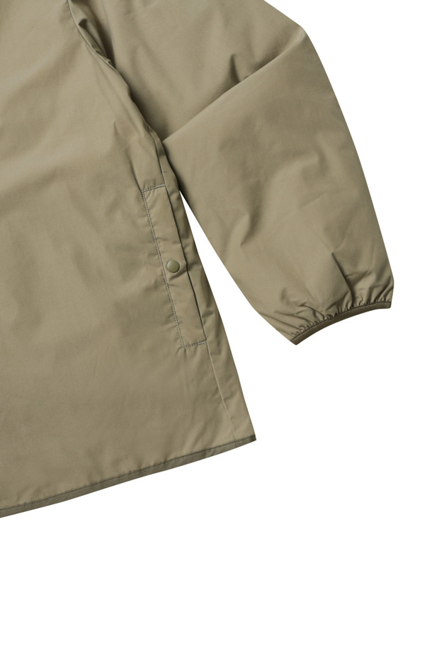 (NANAMICA) 리버서블 다운 카디건 - 카키 베이지는 일상과 출근룩에 모두 활용하기 좋은 남성용 아우터입니다. 밀리터리, 베이직 스타일을 기반으로 클래식, 미니멀, 캐주얼 룩에 매치하기 용이합니다. 두꺼운 두께감의 폴리에스터, 코튼 혼방 소재로 제작되었으며, 리버서블 디자인과 다운 충전재를 통해 보온성을 높였습니다. 레귤러핏의 무지 디자인 카디건으로, 버튼 여밈 방식과 긴 소매 기장을 갖추었습니다. 가을, 겨울 시즌에 활용하기 좋은 실용적인 아이템입니다.
