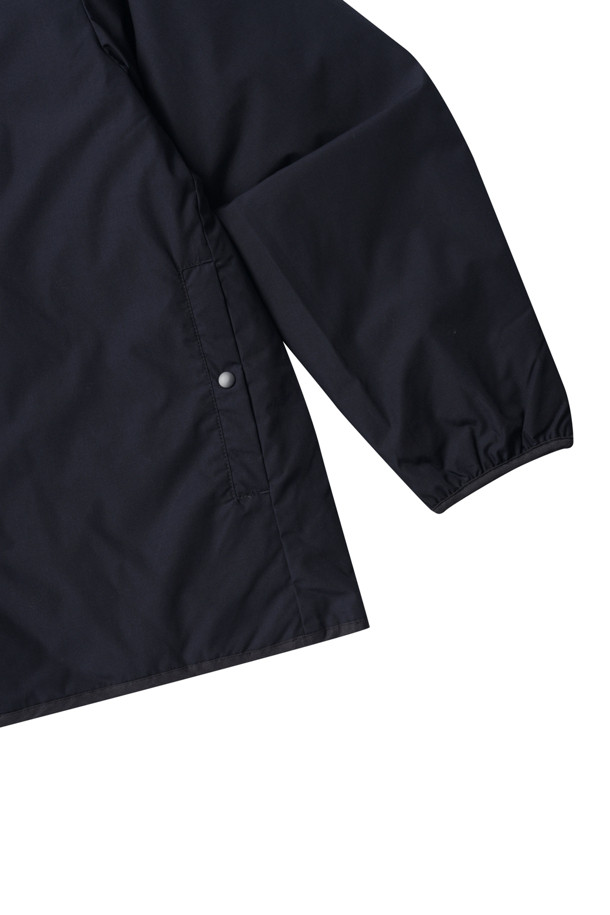 (NANAMICA) 리버서블 다운 가디건 - 네이비는 가을, 겨울철 출근룩에 활용하기 좋은 남성용 아우터입니다. 캐주얼, 미니멀, 클래식 스타일을 아우르는 디자인으로, 무지 패턴의 네이비 컬러가 어떤 옷에도 잘 어울립니다. 두꺼운 두께감의 다운 소재를 사용하여 보온성을 높였으며, 리버서블 디자인으로 다양한 스타일 연출이 가능합니다. 레귤러 핏에 스냅 여밈 방식을 적용하여 편안함과 실용성을 더했습니다. 긴 소매 기장의 레귤러 기장 가디건입니다.
