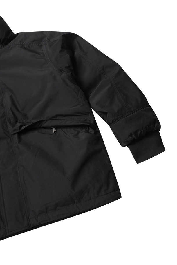 나나미카(NANAMICA)의 고어텍스(GORE-TEX) 숏 다운 재킷은 겨울철 일상과 아웃도어 활동에 적합한 남성용 다운 재킷입니다. 블랙 컬러의 무지 디자인으로 미니멀하고 스포티한 스타일을 연출하며, 레귤러핏으로 편안한 착용감을 제공합니다. 발수, 투습 기능을 갖춘 고어텍스(GORE-TEX) 소재와 두꺼운 두께감으로 뛰어난 보온성을 자랑하며, 안감은 리사이클 폴리에스터 립스탑을 사용하여 내구성을 높였습니다. 스냅과 지퍼 여밈 방식, 긴 소매 기장, 리브 처리, 보안용 지퍼 포켓 등의 디테일이 돋보이며, 출근룩과 여행룩에도 잘 어울립니다. 방수, 투습, 보온 기능을 갖춘 이 재킷은 겨울철 스타일과 기능성을 모두 만족시키는 아이템입니다.
