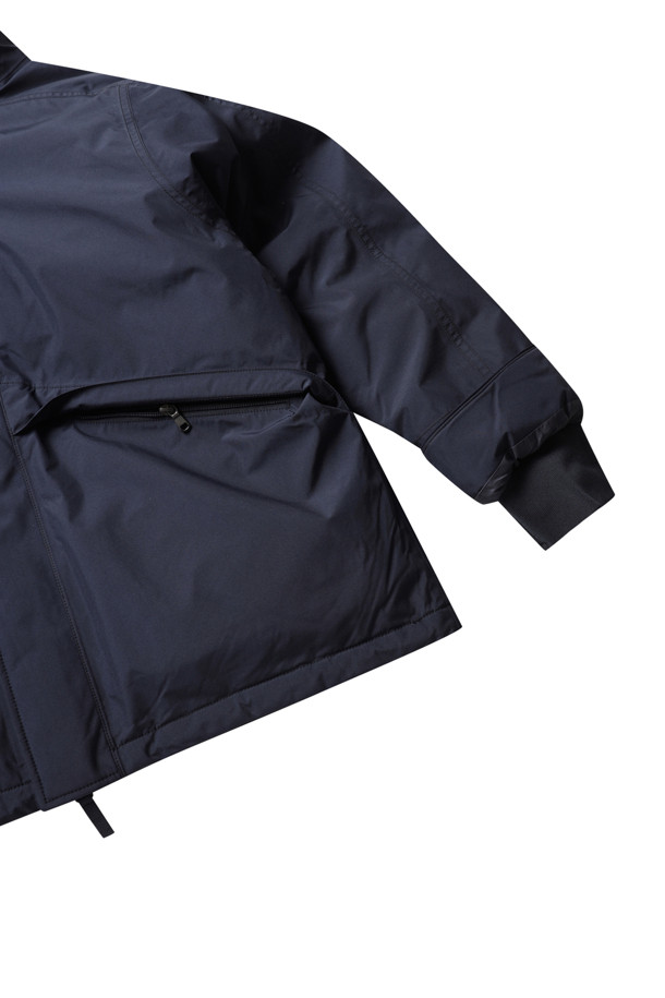 (NANAMICA) 고어텍스 숏 다운 재킷 - 네이비는 일상과 아웃도어 활동 모두에 적합한 남성용 겨울 아우터입니다. ePE 고어텍스 2층 구조의 숏패딩으로, 방수, 발수, 투습 기능을 갖춰 변덕스러운 날씨에도 쾌적함을 유지합니다. 미니멀하고 스포티한 스타일을 연출하며, 심테이프 방수 처리, 내부 리브 처리, 광전자 다운 충전재를 사용하여 보온성을 극대화했습니다. 출근룩, 여행룩, 등산룩 등 다양한 TPO에 활용 가능한 네이비 컬러의 무지 디자인입니다. 레귤러핏으로 제작되어 편안한 착용감을 제공합니다.
