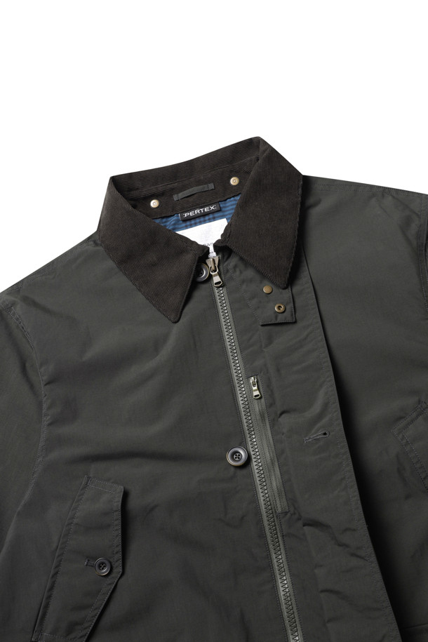 (NANAMICA) 2L PERTEX UNLIMITED FIELD 재킷은 아웃도어 활동과 일상에서 모두 활용 가능한 남성용 필드 재킷입니다. 다크 올리브 컬러의 무지 디자인으로 밀리터리 및 아웃도어 스타일을 연출하며, 봄, 가을 계절에 적합합니다. 방수 및 투습 기능의 PERTEX 소재를 사용하여 쾌적한 착용감을 제공하며, 탈부착 후드, 멀티 포켓, 체크무늬 안감 등의 특징을 갖추고 있습니다. 레귤러핏과 중간 두께감으로 편안한 착용감을 선사하며, 여행, 캠핑, 산책 등 다양한 TPO에 활용 가능합니다. 고프코어, 캐주얼, 워크웨어 스타일을 즐겨 입는 남성에게 추천합니다.
