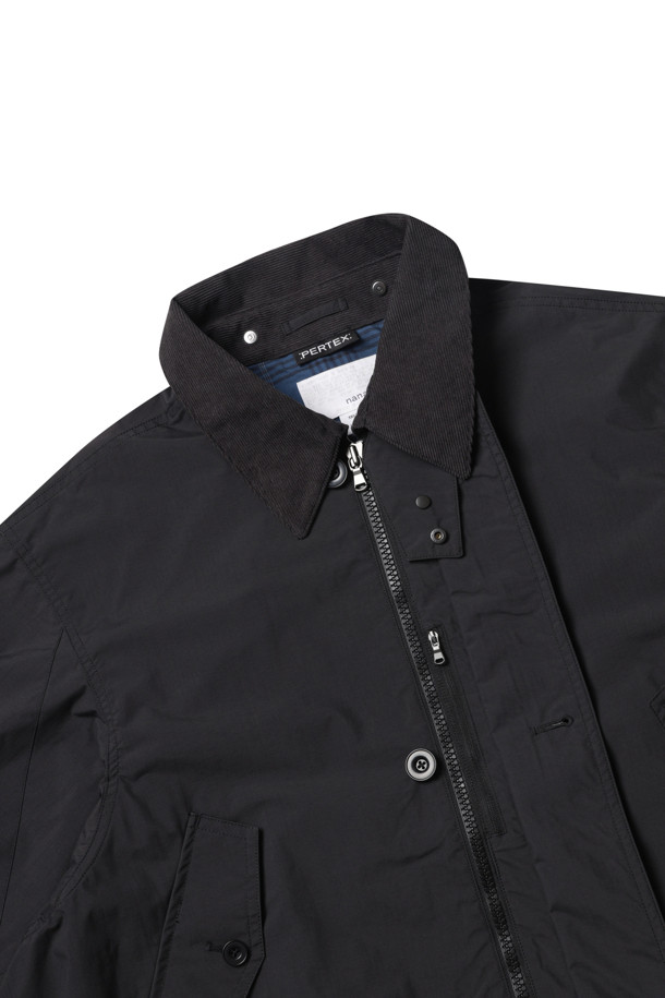 (NANAMICA) 2L PERTEX UNLIMITED FIELD 재킷 - 블랙은 남성용 필드 재킷으로, 봄, 가을에 착용하기 좋습니다. 블랙 컬러의 무지 디자인으로 캐주얼, 고프코어 및 미니멀 스타일을 모두 소화할 수 있습니다. 2L PERTEX UNLIMITED 소재를 사용하여 방수 및 투습 기능을 제공하며, 매트한 질감과 레귤러핏으로 편안한 착용감을 선사합니다. 탈부착 후드, 멀티 지퍼 포켓, 체크무늬 안감 디테일이 돋보이며, 여행, 등산, 캠핑 등 다양한 TPO에 활용 가능합니다.
