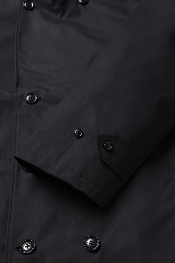 (NANAMICA) 2L 코튼 고어텍스 더블 브레스티드 코트는 남성용 아우터로, 클래식하고 미니멀한 스타일을 추구하는 분들께 적합합니다. 블랙 컬러의 무지 디자인으로 출근룩, 비즈니스 캐주얼, 모임룩 등 다양한 TPO에 활용 가능합니다. 면과 고어텍스 소재를 사용하여 봄, 가을, 겨울 모두 착용 가능하며, 뛰어난 방수 및 투습 기능을 제공합니다. 넉넉한 A라인 핏과 두꺼운 두께감, 라글란 슬리브 디자인이 특징이며, 내부 지퍼 포켓이 있어 실용성을 더했습니다. 더블코트 타입의 레귤러 기장으로, 시크한 매력을 연출합니다.
