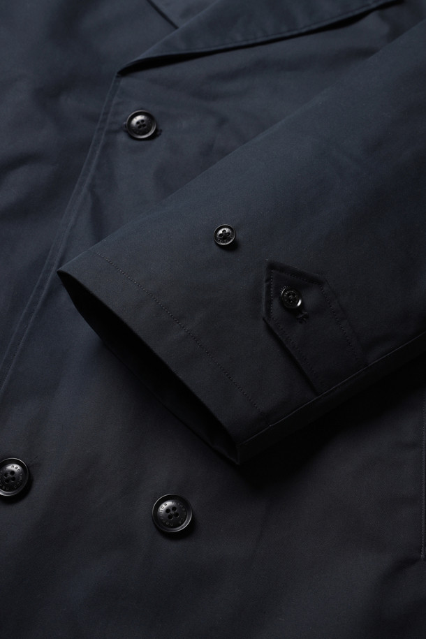 (NANAMICA) 2L 코튼 고어텍스 더블 브레스티드 코트 - 네이비는 클래식한 스타일을 추구하는 분들을 위한 아우터입니다. 면과 고어텍스 소재를 사용하여 봄, 가을에 착용하기 적합하며, 방수 기능을 갖춰 실용성을 더했습니다. 릴렉스 핏과 롱 기장으로 편안한 착용감을 선사하며, 더블 버튼 여밈 방식으로 세련된 디자인을 완성했습니다. 라글란 슬리브, 내부 포켓, 심테이프 디테일이 돋보이며, 오피스룩, 비즈니스 캐주얼, 출근룩 등 다양한 TPO에 활용 가능합니다.
