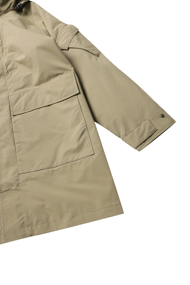 (NANAMICA) 2L 나일론 고어텍스 크루저 코트 - 카키 베이지는 남성용 아우터로, 일상과 아웃도어 활동 모두에 적합합니다. 봄, 가을, 겨울 계절에 착용 가능하며, 밀리터리와 아웃도어 스타일을 연출할 수 있습니다. 무지 패턴의 레귤러핏 코트로, 지퍼형 여밈 방식을 갖추고 있습니다. 방수 및 투습 기능의 나일론 고어텍스 소재로 제작되었으며, 내장형 후드, 심테이프 가공, 내부 지퍼 포켓 등의 디테일이 돋보입니다. 여행, 캠핑, 등산룩에 어울리는 고프코어, 클래식, 미니멀 스타일의 코트입니다.
