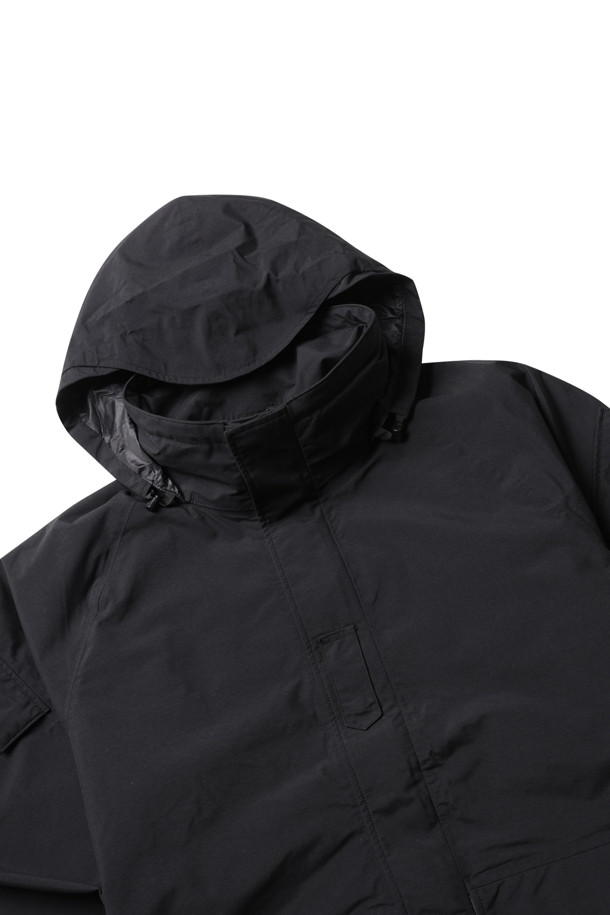 (NANAMICA) 2L 나일론 고어텍스 크루저 코트 - 블랙은 남성용 아우터로, 일상과 아웃도어 활동 모두에 적합한 디자인입니다. 블랙 컬러의 무지 패턴에 레귤러 핏, 레귤러 기장으로 미니멀, 클래식, 고프코어 스타일을 연출합니다. 나일론과 고어텍스 소재를 사용하여 방수 및 투습 기능을 제공하며, 안감은 오가닉 코튼/쿨맥스로 제작되었습니다. 두꺼운 두께감으로 봄, 가을, 겨울 계절에 착용 가능하며, 후드 내장, 심테이프 가공, 다양한 포켓 등 밀리터리 스타일의 디테일을 갖추었습니다. 출근룩과 여행룩에 활용하기 좋은 아이템입니다.
