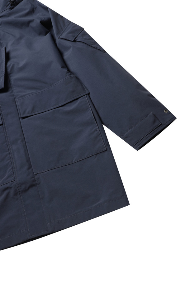 (NANAMICA) 2L 나일론 고어텍스 크루저 코트 - 네이비는 밀리터리와 캐주얼 스타일을 아우르는 남성용 아우터입니다. 방수, 투습, 발수 기능을 갖춘 고어텍스 소재와 내구성이 뛰어난 나일론 소재를 사용하여 제작되었습니다. 후드가 내장되어 있으며, 심테이프로 마감하여 방수 기능을 강화했습니다. 롱 기장의 네이비 컬러 무지 디자인으로, 여행룩, 캐주얼, 미니멀, 클래식 스타일을 즐겨 입는 고객에게 적합합니다. 안감은 면과 쿨맥스 소재를 사용하여 쾌적한 착용감을 제공합니다.
