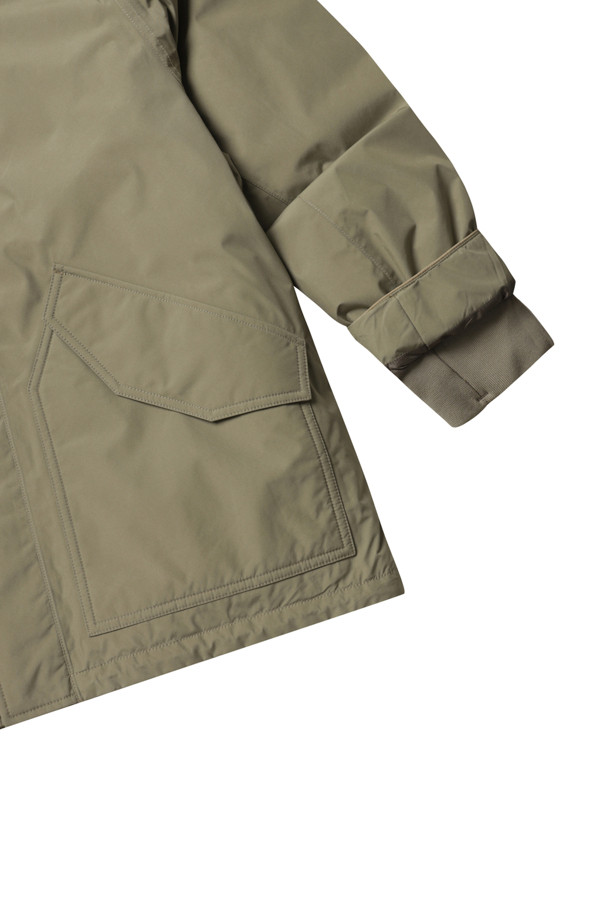 (NANAMICA) 고어텍스 다운 코트 - 카키 베이지는 남성용 아우터로, 겨울철 일상 및 아웃도어 활동에 적합합니다. 밀리터리 스타일과 아웃도어 무드를 동시에 느낄 수 있으며, 롱 기장의 무지 디자인이 특징입니다. 고어텍스, 폴리에스테르 소재를 사용하여 방수, 투습, 발수 기능을 갖추었으며, 두꺼운 두께감으로 보온성을 높였습니다. 레귤러핏으로 제작되었으며, 스냅과 지퍼 여밈 방식, 리브 소매, 내부 포켓 2개, 보안용 지퍼 포켓, 원핸드 스냅 등의 디테일을 더했습니다. 여행, 캠핑, 등산 등 다양한 TPO에 캐주얼, 고프코어, 워크웨어 스타일로 활용하기 좋습니다.
