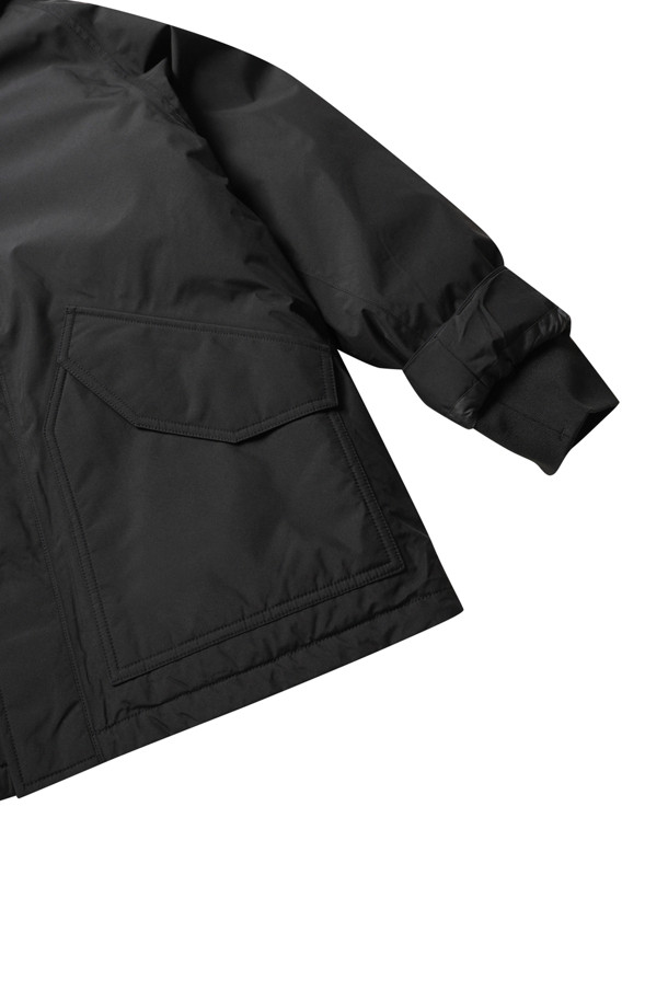 (NANAMICA) 고어텍스 다운 코트 - 블랙은 겨울철 출근룩을 위한 미니멀하고 시크한 스타일의 남성용 다운 코트입니다. 고어텍스 소재를 사용하여 방수, 투습, 발수 기능을 갖추어 쾌적함을 유지하며, 두꺼운 두께감으로 뛰어난 보온성을 제공합니다. 레귤러핏 디자인에 스냅과 지퍼 여밈 방식으로 편안하게 착용할 수 있으며, 긴 소매와 파카 형태의 코트 타입으로 제작되었습니다. 내부 포켓 2개와 보안용 지퍼 포켓, 리브 소매 디테일이 실용성을 더합니다. 블랙 컬러의 무지 디자인으로 다양한 의상과 쉽게 매치하여 클래식한 분위기를 연출할 수 있습니다.
