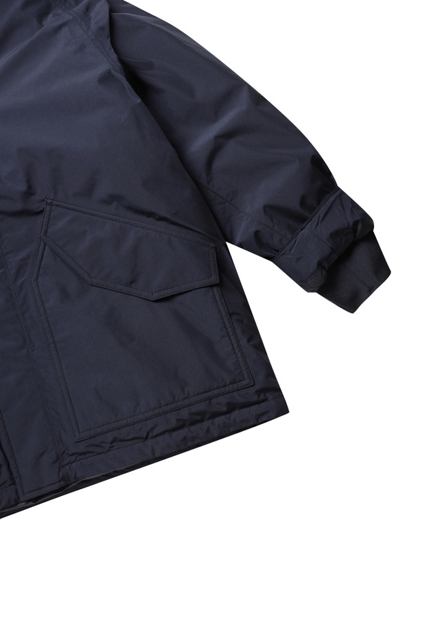 (NANAMICA) 고어텍스 다운 코트 - 네이비는 남성용 아우터 다운 코트로, 겨울철 일상 및 아웃도어 활동에 적합합니다. 밀리터리 및 클래식 스타일을 기반으로 한 무지 디자인의 롱 기장 파카 코트입니다. 방수, 발수, 투습 기능을 갖춘 고어텍스 및 폴리에스터 소재를 사용하여 튼튼하며, 스냅과 지퍼로 여밀 수 있습니다. 레귤러핏으로 제작되었으며, 리브 소매, 내부 포켓, 다운 충전재를 갖춰 보온성을 높였습니다. 출근룩과 여행룩, 미니멀, 클래식, 캐주얼 스타일에 모두 잘 어울립니다.
