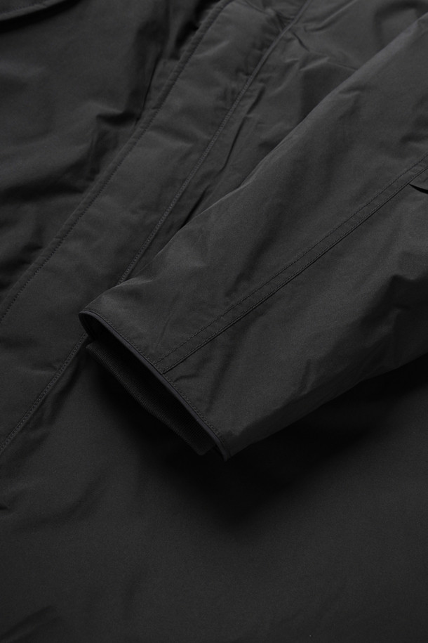 (NANAMICA) 고어텍스 롱 다운 코트 - 블랙은 일상과 출근룩에 모두 잘 어울리는 방수, 투습, 발수 기능을 갖춘 겨울용 파카입니다. 캐주얼, 미니멀, 클래식 스타일을 아우르며, 무지 패턴의 블랙 컬러로 어떤 옷에도 쉽게 매치할 수 있습니다. 롱 기장의 다운 코트는 두꺼운 두께감으로 뛰어난 보온성을 제공하며, 스냅과 지퍼 여밈 방식으로 편안하게 착용할 수 있습니다. 고어텍스, 폴리에스테르, 다운 소재를 사용하여 탁월한 기능성과 스타일을 동시에 만족시키는 제품입니다. 후드와 안감 디테일이 더해져 더욱 따뜻하고 고급스러운 느낌을 줍니다.
