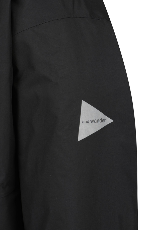 (AND WANDER) 레인 프로프 다운 재킷 - 블랙은 아웃도어 활동과 일상생활에서 모두 활용 가능한 남녀 공용 다운 재킷입니다. 방수, 투습 기능과 750 필파워 다운 충전재로 뛰어난 보온성을 제공하며, 겨드랑이 벤틸레이션으로 쾌적함을 유지합니다. 수납형 후드와 반사 스티치 디테일은 기능성과 디자인을 동시에 만족시키며, 레귤러핏으로 편안한 착용감을 선사합니다. 등산, 캠핑, 출근 등 다양한 TPO에 스포티, 고프코어 및 미니멀 스타일로 연출할 수 있습니다.
