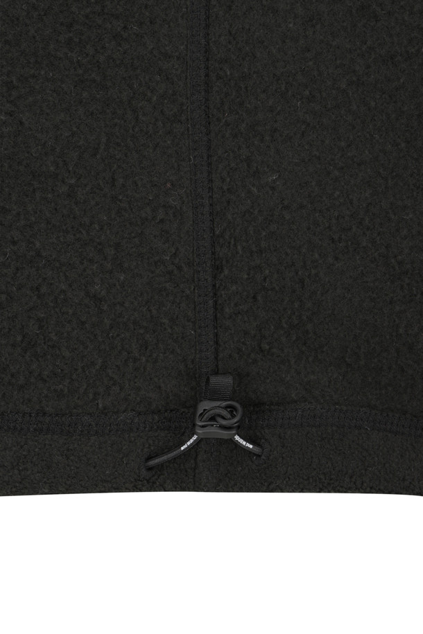 (AND WANDER) 탑 플리스 재킷 - 블랙은 아웃도어 활동과 일상 모두 활용 가능한 남녀 공용 플리스 재킷입니다. PERTEX QUANTUM AIR 겉감과 PRIMALOFT Silver Insulation 충전재를 사용하여 보온성, 통기성, 내구성을 높였으며, 복원력이 뛰어나 변형 없이 오래 입을 수 있습니다. 레귤러 핏에 두꺼운 두께감으로 제작되었으며, 부드러운 촉감과 입체적인 컷팅으로 편안한 착용감을 제공합니다. 블랙 컬러의 무지 디자인으로 스포티, 캐주얼, 고프코어 스타일을 연출할 수 있으며, 등산, 캠핑, 산책 등 다양한 TPO에 활용 가능합니다. 집업 스타일의 긴 소매 디자인과 핸드워머 포켓으로 실용성을 더했습니다.
