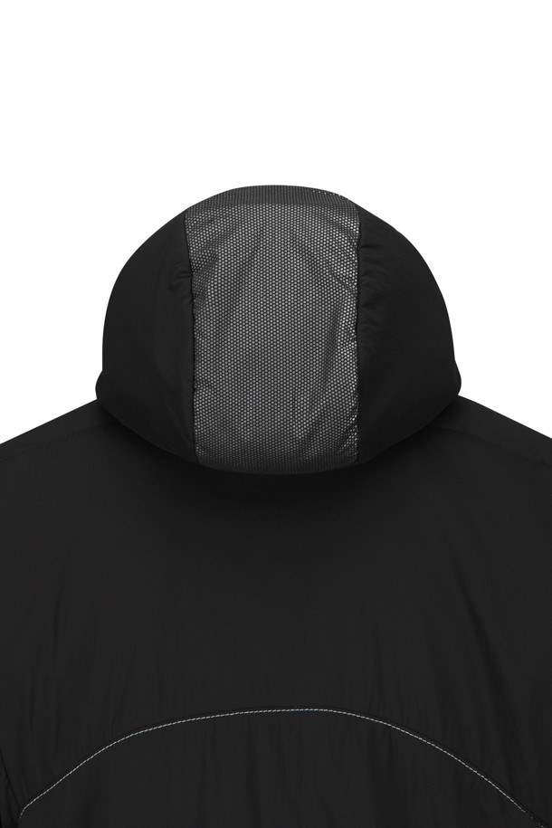 (AND WANDER) 알파 에어 후디 - 블랙은 남녀 공용으로, 봄, 가을 시즌 아웃도어 및 일상에서 활용하기 좋은 후드 자켓입니다. 발수 기능과 통기성을 갖춘 나일론, 폴라텍 소재로 제작되어 얇지만 쾌적한 착용감을 제공합니다. 미니멀하고 스포티한 디자인으로 등산, 산책, 여행 등 다양한 TPO에 적합하며, 레귤러핏으로 편안하게 착용할 수 있습니다. 후드 바이저 캡, 가슴 포켓 2개, 전면 및 측면 포켓 2개 등의 디테일이 실용성을 더합니다. 블랙 컬러의 무지 스타일로 어떤 룩에도 자연스럽게 매치됩니다.
