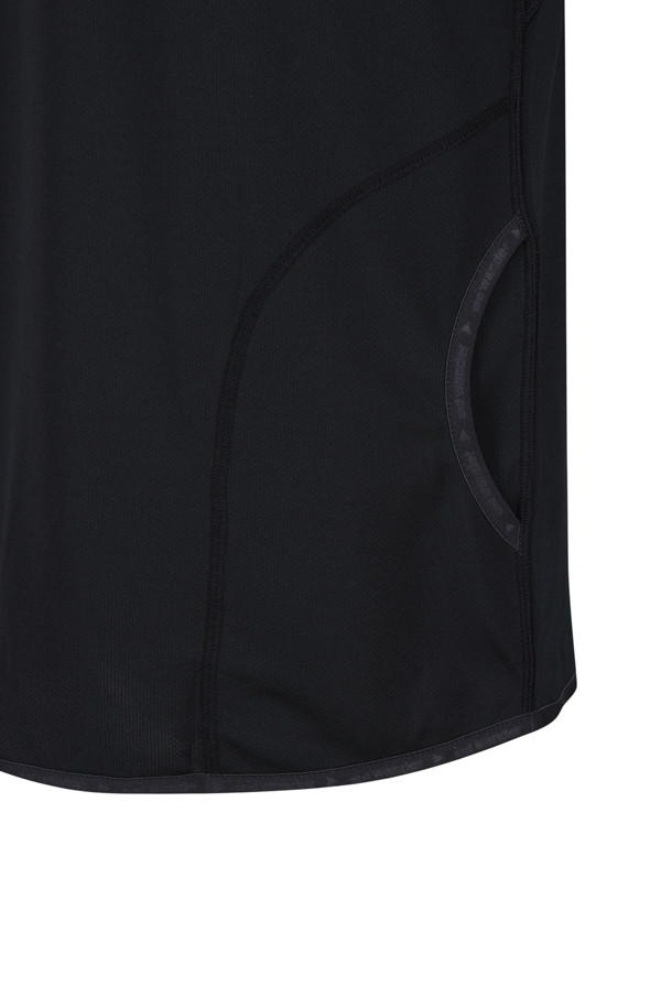 (AND WANDER) 드라이 저지 LS 후디 - 블랙은 스포츠 활동과 일상에서 모두 활용 가능한 공용 후드 티셔츠입니다. 부드러운 촉감의 드라이 저지 소재로 제작되어 흡습, 방습, 속건, 소취 기능으로 쾌적함을 유지해 줍니다. 레귤러핏으로 편안한 착용감을 제공하며, 사계절 내내 활용할 수 있는 얇은 두께감의 긴 소매 후드 티셔츠입니다. 스포티한 스타일을 연출하며, 백 포켓 2개와 데오도란트 스티치 디테일이 특징입니다. 피트니스룩 또는 러닝룩에 완벽하게 어울립니다.
