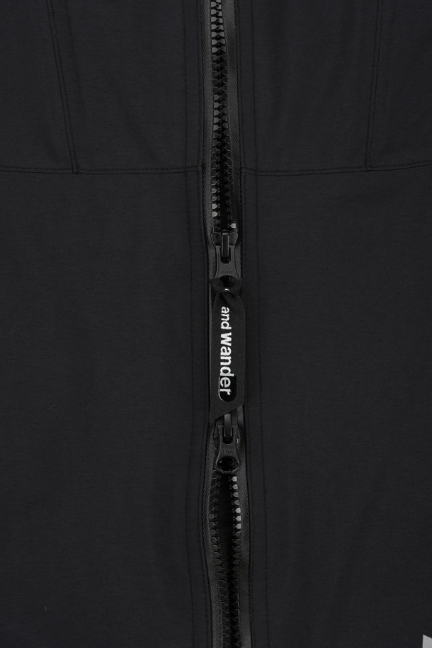 (AND WANDER) 루즈 핏 레인 재킷 - 블랙은 아웃도어 활동과 레인웨어를 위한 유니섹스 레인코트입니다. 3레이어 방수 소재와 20,000mm의 방수압, 10,000mm의 투습 기능으로 궂은 날씨에도 쾌적함을 유지합니다. 등 부분 벤틸레이션(환기구)을 장착하여 통기성을 높였으며, 루즈 핏 디자인으로 편안한 착용감을 제공합니다. 봄, 여름, 가을 시즌에 여행, 휴가, 캠핑 등 고프코어, 스포티, 미니멀 스타일 연출에 적합합니다. 블랙 컬러의 무지 디자인으로 다양한 룩에 활용하기 좋습니다.
