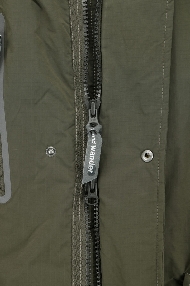 (AND WANDER) 피쉬테일 옥타 코트 - 카키는 아웃도어 활동과 일상에서 모두 활용 가능한 유니섹스 아우터입니다. 가을, 겨울 시즌에 적합하며, 밀리터리 및 아웃도어 스타일을 연출할 수 있습니다. 롱 기장에 레귤러핏으로 제작되었으며, 옥타 소재를 사용하여 보온성과 경량성을 동시에 갖췄습니다. 플리스 안감 후드, 벨크로/지퍼 하이넥, 허리 드로코드 등의 디테일이 돋보이며, 재귀반사 기능을 통해 안전성을 더했습니다. 캠핑룩, 등산룩, 여행룩과 고프코어, 캐주얼, 워크웨어 스타일을 즐겨 입는 분들께 추천합니다.
