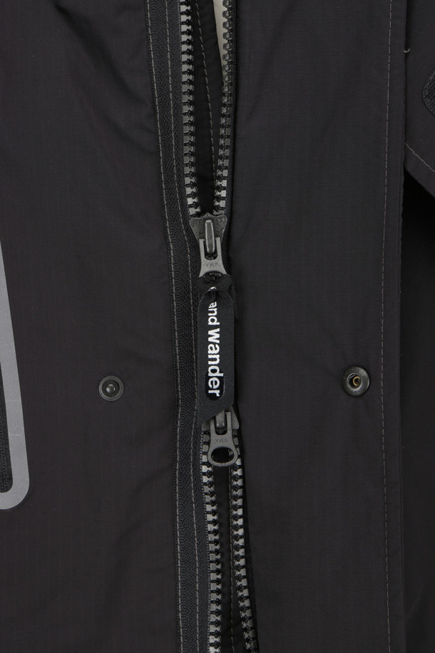 (AND WANDER) 피쉬테일 옥타 코트 - 블랙은 일상과 아웃도어 활동 모두에 적합한 남녀 공용 아우터입니다. 가을, 겨울 시즌 착용을 권장하며, 스포티하고 밀리터리한 스타일을 연출합니다. 옥타 소재를 사용하여 제작되었으며, 롱 기장에 두꺼운 두께감으로 보온성을 높였습니다. 플리스 안감 후드, 벨크로/지퍼 하이넥, 반사 테이프 지퍼 포켓 등의 디테일이 돋보이며, 출근룩과 여행룩, 캐주얼, 미니멀, 스포티 스타일을 즐기는 분들께 추천합니다.
