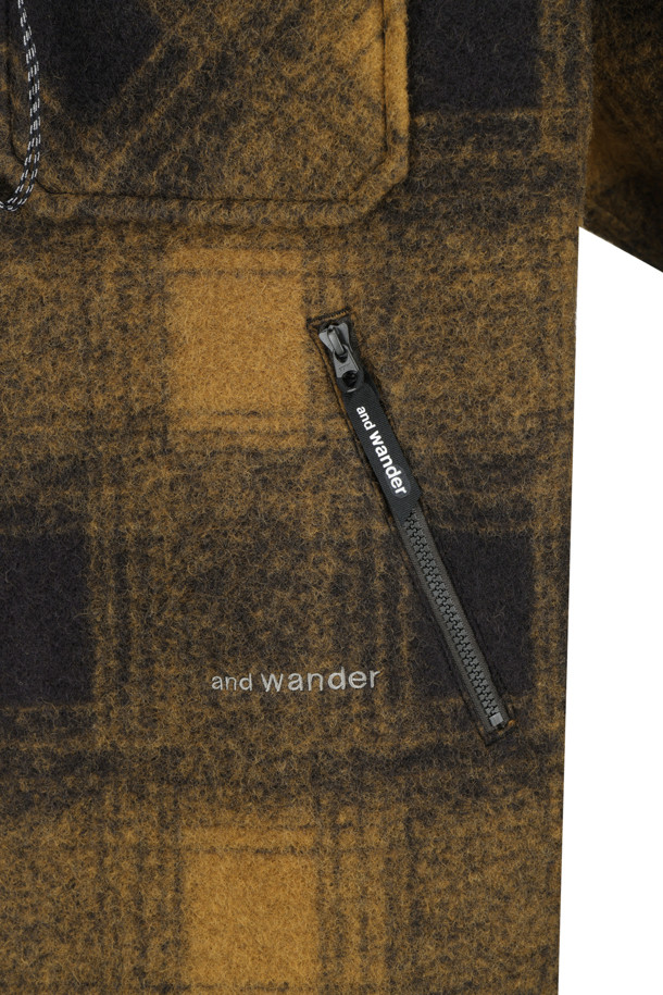 (AND WANDER) 울 샤기 집업 재킷 - 카멜은 캐주얼한 무드의 남녀 공용 자켓입니다. 따뜻하고 부드러운 촉감의 울, 폴리에스터 혼방 소재로 제작되었으며, 가을과 겨울에 착용하기 좋습니다. 방풍 기능과 기모 안감으로 보온성을 높였으며, 은은한 체크 패턴이 특징입니다. 집업 스타일로 간편하게 착용 가능하며, 출근룩이나 모임룩 등 다양한 TPO에 활용할 수 있습니다. 미니멀, 클래식, 캐주얼 스타일을 즐겨 입는 분들께 추천합니다.

