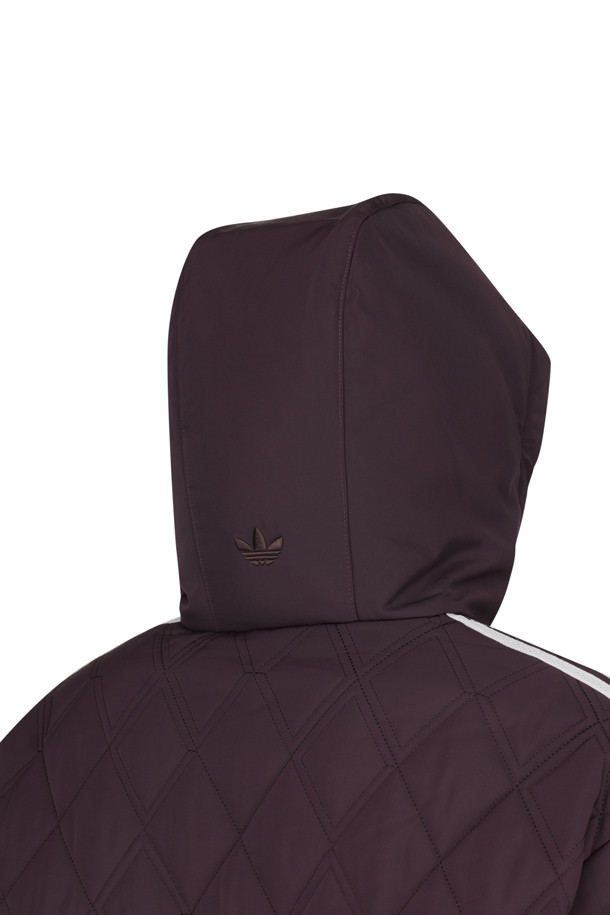 (아디다스 X 웨일스 보너) 퀼티드 재킷 - 섀도우 마룬은 캐주얼, 스포티, 미니멀 스타일을 아우르는 남성용 퀼팅 재킷입니다. 가을, 겨울 시즌에 어울리는 두꺼운 두께감과 톤 다운된 마룬 컬러가 특징이며, 일상과 출근룩에 모두 활용 가능합니다. 루즈핏으로 편안한 착용감을 제공하며, 긴 소매와 후드 디자인으로 보온성을 높였습니다. 2웨이 지퍼, 로고 디테일, 포켓 등의 섬세한 디테일이 돋보이며, 스트라이프 퀼팅 패턴이 돋보입니다. 폴리에스테르 소재로 제작되었습니다.
