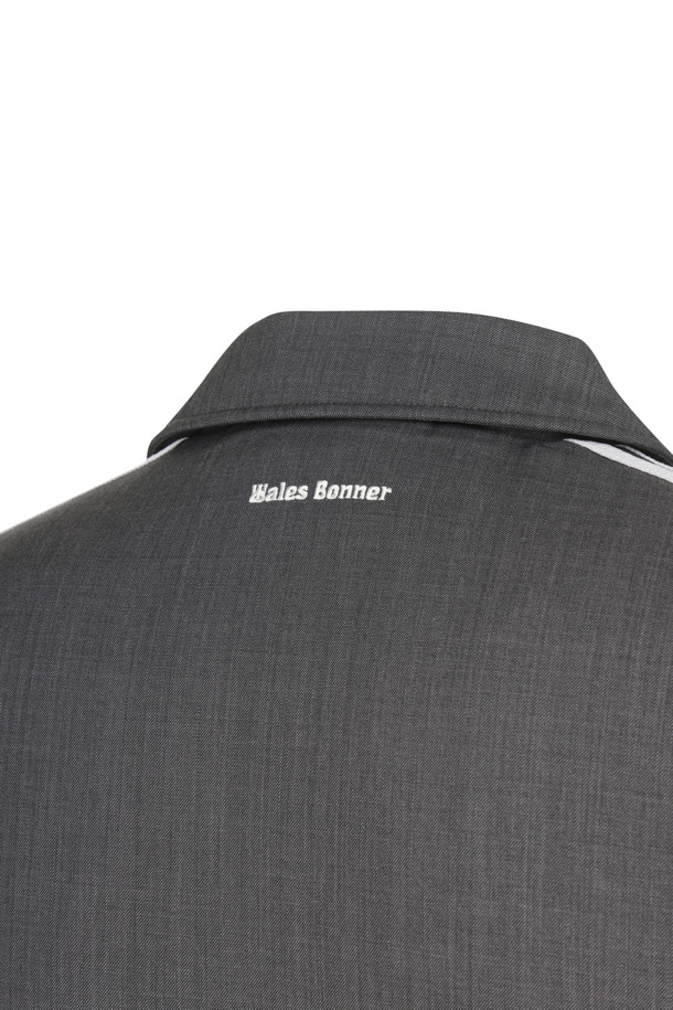 아디다스 X 웨일즈 보너 울 블루종 - 다크 그레이 헤더는 남성용 아우터로, 가을과 겨울에 착용하기 좋습니다. 다크 그레이 헤더 컬러의 무지 디자인이며, 스포티하면서도 클래식한 스타일을 연출합니다. 울 소재로 제작되어 부드러운 촉감을 자랑하며, 레귤러핏과 지퍼 여밈 방식으로 편안하게 착용할 수 있습니다. 리브드 밑단과 소매, 내부 주머니, 크로셰 3-스트라이프 디테일이 특징입니다. 출근룩, 비즈니스 캐주얼, 모임룩 등 다양한 TPO에 활용 가능하며, 미니멀하고 스포티한 스타일을 선호하는 분들께 추천합니다.
