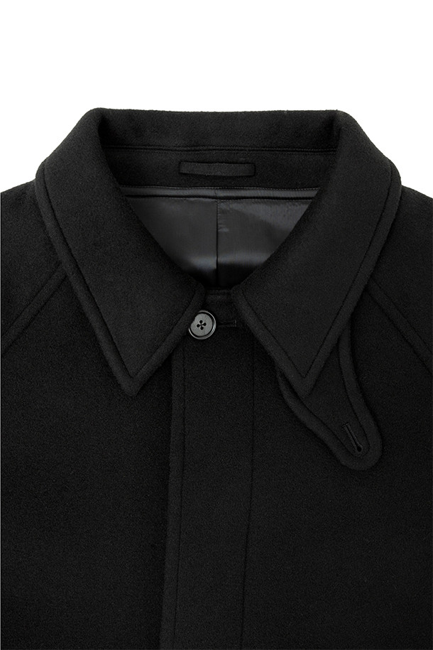 발마칸 코트 - 블랙은 호주산 파인 램스울을 사용하여 부드러운 촉감을 선사하며, 가을과 겨울 시즌에 적합한 두꺼운 두께감으로 제작되었습니다. 래글런 소매와 웰트 포켓, 안주머니, 칼라 비조 디테일이 돋보이는 발마칸 코트입니다. A라인 핏에 무지 패턴, 롱 기장으로 클래식하고 베이직한 스타일을 연출합니다. 버튼 여밈 방식의 블랙 컬러 코트로, 출근룩, 겨울 데일리룩, 비즈니스 캐주얼 등 다양한 TPO에 활용 가능합니다. 미니멀하고 시크한 스타일을 선호하는 남성분들께 추천합니다.
