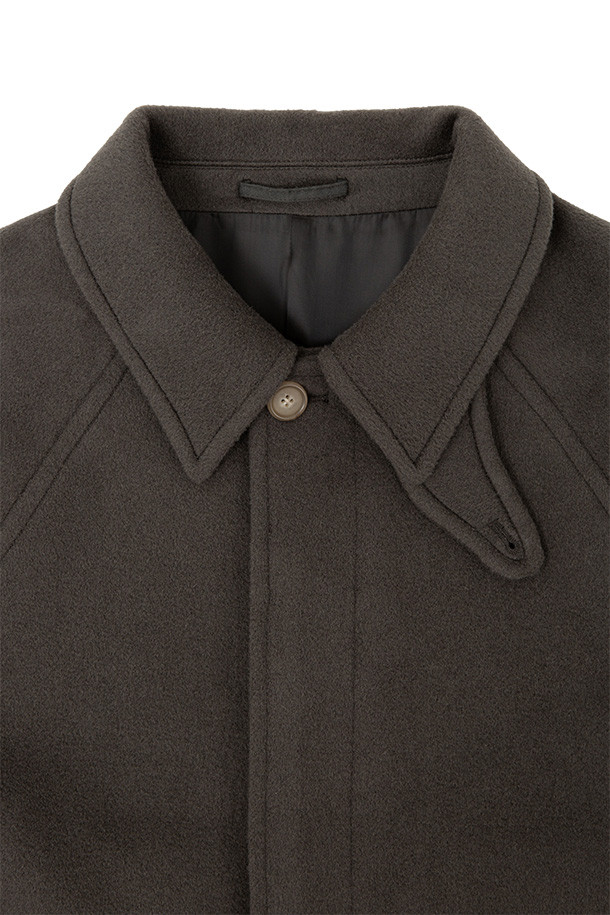 발마칸 코트 - 올리브 그레이는 가을과 겨울, 일상 속에서 클래식하고 미니멀한 스타일을 연출하기에 완벽한 남성용 아우터입니다. 호주산 파인 램스울을 사용하여 부드러운 촉감과 두꺼운 두께감을 자랑하며, 래글런 소매와 웰트 포켓 디테일로 실용성을 더했습니다. A라인 핏과 롱 기장으로 세련된 실루엣을 완성하며, 칼라 비조와 안주머니, 안감 벰버그, 폴리에스터 소재로 마감하여 보온성을 높였습니다. 버튼 여밈 방식으로 제작되었으며, 올리브 그레이 컬러는 어떤 룩에도 자연스럽게 녹아들어 겨울 데일리룩, 출근룩, 데이트룩 등 다양한 TPO에 활용하기 좋습니다.
