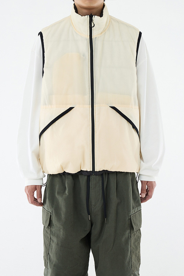 리버서블 퍼프 베스트 - 블랙/에크루는 남성용 아우터 베스트입니다. 캐주얼, 스포티, 미니멀한 스타일을 모두 아우르며, 가을과 겨울 두 계절에 걸쳐 데일리룩, 산책룩, 여행룩에 폭넓게 활용할 수 있습니다. 블랙과 에크루, 두 가지 컬러로 출시되어, 리버서블 디자인으로 한 벌로 두 가지 스타일을 연출할 수 있습니다. 루즈핏에 지퍼형 여밈 방식, 스탠드 카라, 지퍼 포켓, 사이드 포켓, 밑단 스토퍼, 그리고 신슐레이트 충전재를 적용하여 보온, 방수, 통기 기능을 제공합니다. 나일론 소재로 제작되어 두꺼운 두께감을 자랑합니다.
