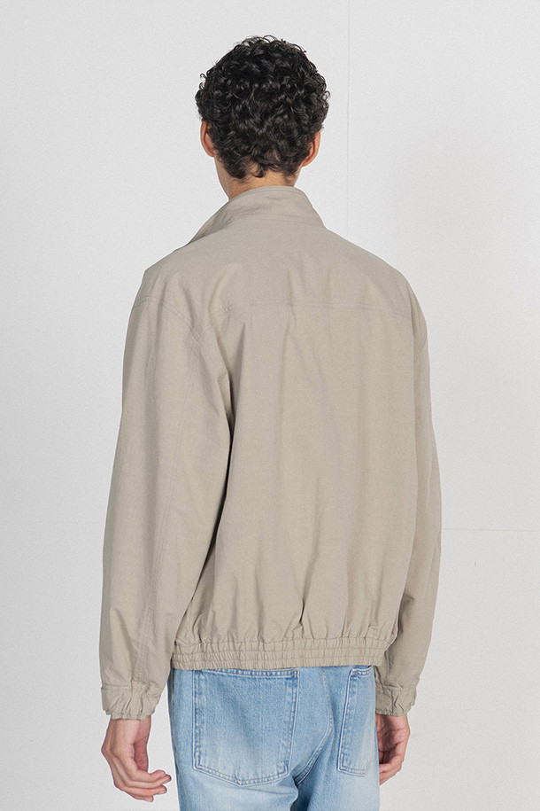 EXPLORER 재킷 - 스톤은 일상과 아웃도어 활동에 모두 적합한 남성용 자켓입니다. 고밀도 코튼 100% 원단에 바틱 가공을 더해 빈티지한 텍스처를 살렸으며, 봄, 가을 계절에 착용하기 좋습니다. 스탠다드핏으로 편안한 착용감을 제공하며, 크롭 기장과 지퍼 여밈 방식이 특징입니다. 뒷면 대형 포켓 2개와 양쪽 지퍼 주머니, 그리고 안감 폴리에스터 100%로 실용성을 더했습니다. 캐주얼 스타일을 연출하기 좋은 스톤 컬러의 아웃도어 재킷입니다.
