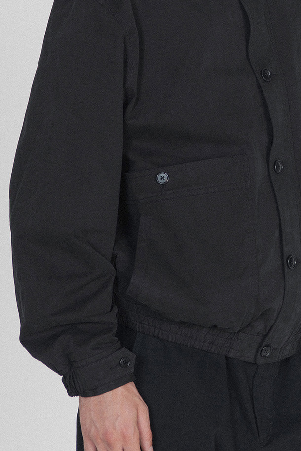 1980년대 빈티지 아웃도어 자켓을 재해석한 EXPLORER 재킷 - 블랙입니다. 면 소재의 스탠다드핏으로 제작되어 캐주얼하고 레트로한 스타일을 연출하며, 봄, 가을에 적합합니다. 바틱 가공 처리를 통해 빈티지한 무드를 더했으며, 양쪽 지퍼 포켓과 뒷면 대형 포켓 2개로 실용성을 높였습니다. 일상, 아웃도어 활동은 물론, 동네 마실룩, 여행룩, 가을 나들이룩 등 다양한 TPO에 활용하기 좋습니다. 자연스러운 경년변화가 특징이며, 부드러운 촉감의 중간 두께 자켓입니다.
