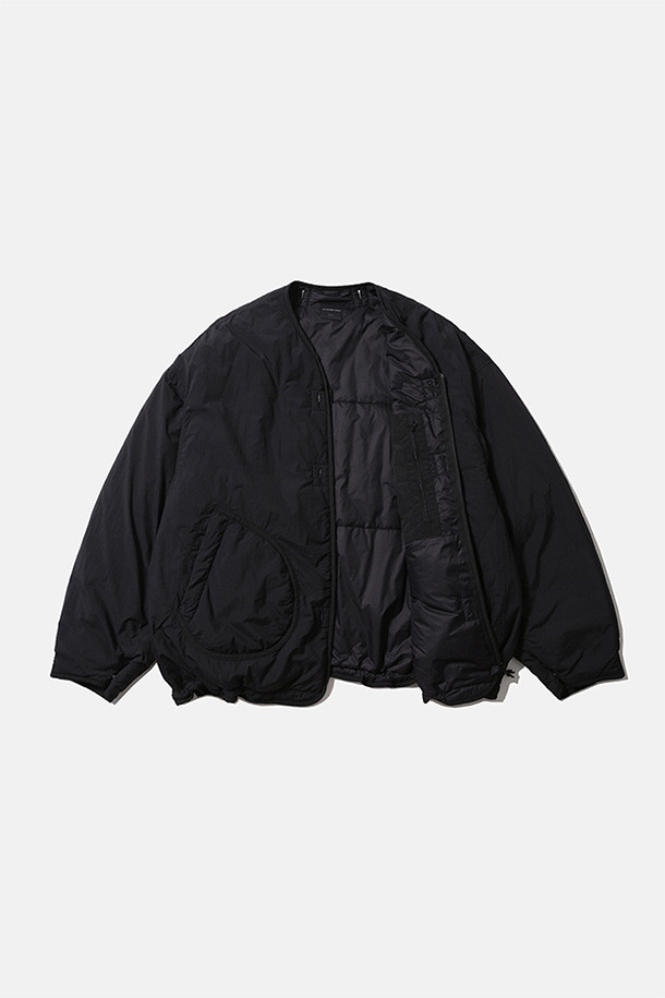 밀 라이너 재킷 - 블랙은 밀리터리 스타일과 캐주얼 무드를 동시에 느낄 수 있는 공용 라이너 재킷입니다. 두껍고 부드러운 나일론, 폴리에스테르 혼방 소재로 제작되어 간절기부터 겨울까지 따뜻하게 착용 가능하며, 루즈핏으로 편안한 착용감을 선사합니다. V넥 라인, 2웨이 지퍼, 다양한 포켓 디테일, 밑단 스토퍼, 이중 소매 커프스 및 신슐레이트 충전재가 적용되어 보온, 방풍, 경량, 통기 기능을 갖췄습니다. 겨울 데일리룩, 여행룩, 캐주얼, 미니멀, 워크웨어 스타일을 즐겨 입는 분들께 추천합니다.
