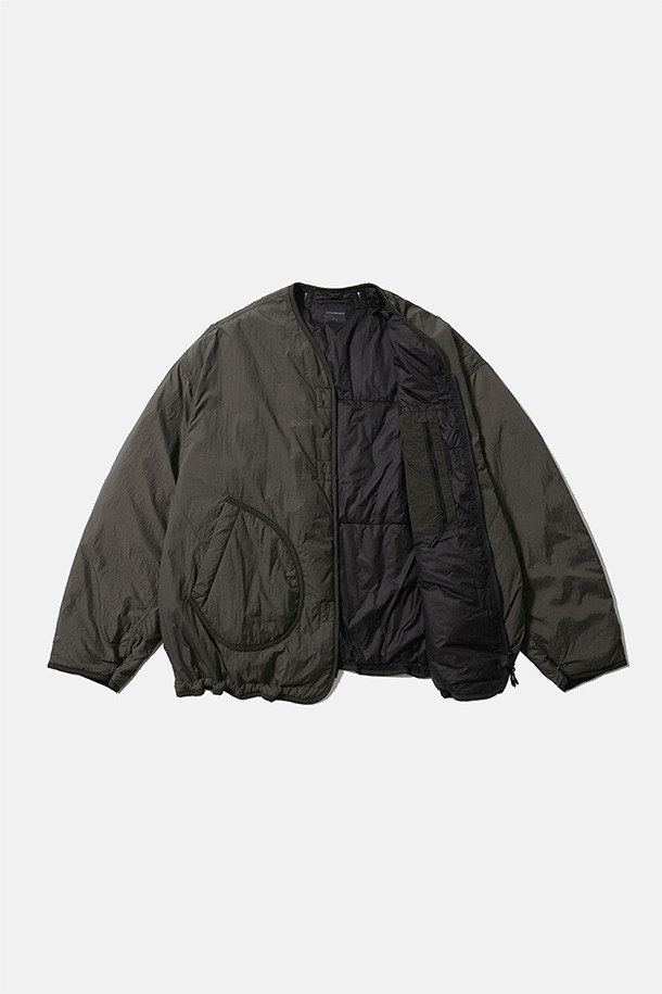 밀 라이너 재킷 - 스톤은 일상, 아웃도어 활동에 적합하며 간절기와 겨울에 따뜻하게 착용할 수 있는 남성용 라이너 재킷입니다. 부드러운 촉감의 나일론과 폴리에스터 혼방 소재에 두꺼운 두께감으로 제작되어 보온성과 방풍 기능을 제공합니다. 루즈핏 디자인에 V넥 라인, 2웨이 지퍼, 지퍼 가슴 포켓, 패치 포켓, 밑단 스토퍼 등 밀리터리 스타일의 디테일을 더했습니다. 신슐레이트 충전재와 이중 소매 커프스로 보온성을 높였으며, 가볍고 통기성이 뛰어나 편안하게 착용 가능합니다. 캐주얼, 미니멀, 클래식 스타일을 즐겨 입는 분들께 추천합니다.
