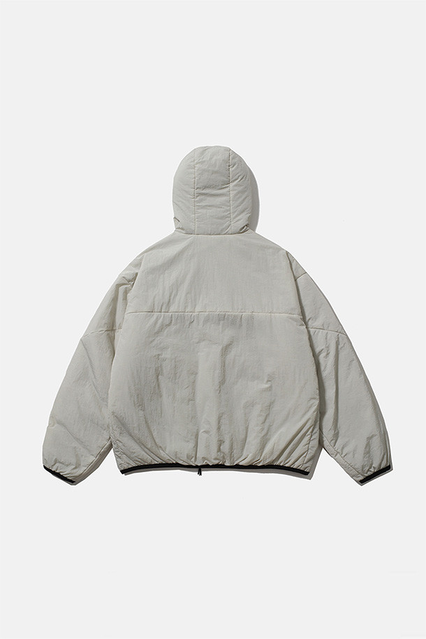 따뜻함과 스타일을 모두 갖춘 DOUBLE-ZIP INSULATED PARKA - 오이스터입니다. 부드러운 메탈릭 크링클 나일론 겉감과 보온성이 뛰어난 신슐레이트 충전재로 제작되어 한겨울 추위에도 끄떡없습니다. 2웨이 지퍼, 워머 포켓, 메쉬 가리개, 바인딩 처리된 밑단과 소매단 등 섬세한 디테일이 돋보이며, 오버핏 디자인으로 편안한 착용감을 선사합니다. 캐주얼, 미니멀, 고프코어 스타일을 즐기는 분들께 겨울철 데일리룩, 산책룩, 여행룩으로 추천합니다. 방풍 및 통기 기능으로 쾌적함까지 더했습니다.
