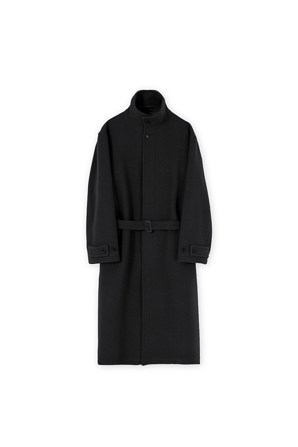 PURE WOOL STAND COLLAR COAT - BLACK은 가을과 겨울, 당신의 스타일을 완성할 완벽한 아우터입니다. 울 소재로 제작되어 부드러운 촉감과 뛰어난 보온성을 자랑하며, 벨트 디테일과 롱 기장의 레귤러핏 디자인이 클래식하고 미니멀한 매력을 더합니다. 스탠드 칼라 디자인은 시크한 분위기를 연출하며, 오피스룩, 비즈니스 캐주얼, 모임룩 등 다양한 TPO에 활용 가능합니다. 블랙 컬러는 어떤 옷에도 잘 어울려 데일리 코트로서 손색없으며, 안감은 폴리에스테르와 뱀베르그로 마감되어 고급스러움을 더했습니다.