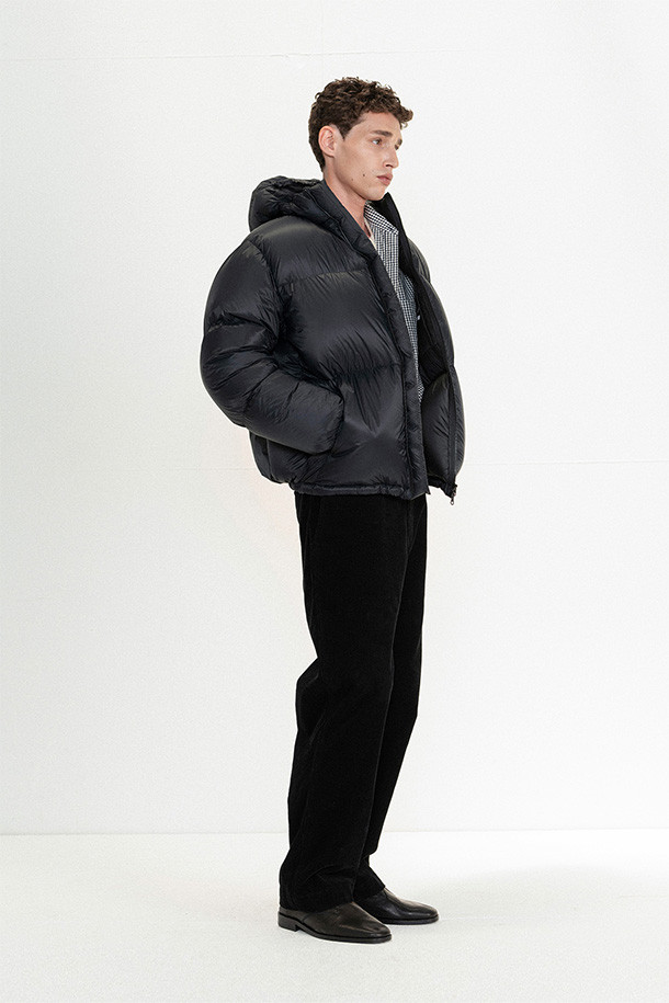 EVEREST (에베레스트) 구스다운 파카 - 블랙은 일상과 아웃도어 활동 모두에 적합한 남성용 겨울 아우터입니다. 미니멀하고 스포티한 디자인의 무지 스타일로, 톤온톤 스타일링에 용이합니다. 방수, 보온, 경량 기능을 갖춘 900+ 필파워의 구스다운 90:10 충전재와 Pertex Quantum pro 소재로 제작되어 뛰어난 보온성을 제공합니다. 후드, 투웨이 지퍼, 지퍼 포켓 등의 디테일이 돋보이며, RDS 인증을 받은 제품으로 윤리적인 가치까지 더했습니다. 여행, 캠핑, 등산 등 다양한 TPO (Time, Place, Occasion)에 활용 가능한 오버핏 파카입니다.
