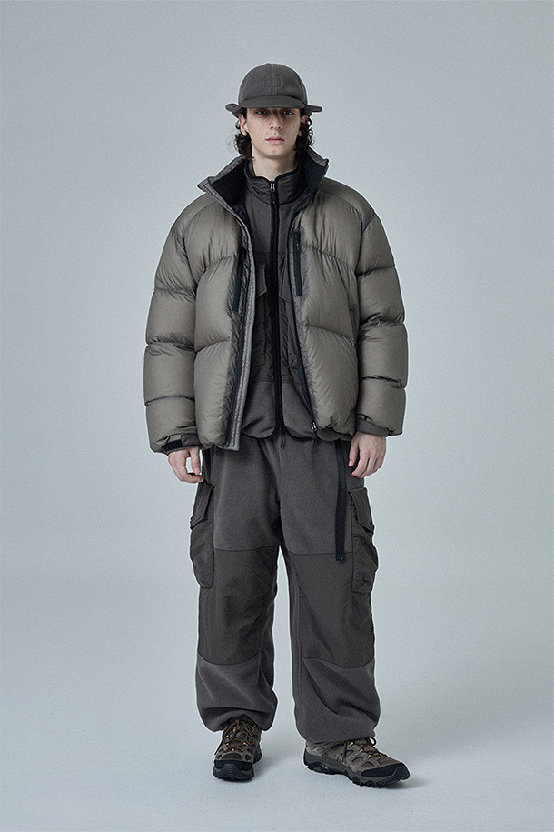 SHADOW PUFFER DOWN PARKA - 쉬어 올리브는 일상, 아웃도어 활동은 물론 여행과 캠핑, 등산 시에도 유용한 다운 파카입니다. 톤 다운된 올리브 컬러에 무지 디자인으로 어떤 스타일에도 쉽게 매치할 수 있으며, 캐주얼, 스포티, 고프코어 스타일을 연출하기 좋습니다. 구스다운 90:10 충전재와 FP800+의 높은 필파워, 방풍 및 발수 기능으로 뛰어난 보온성을 제공하며 경량 설계로 활동성을 높였습니다. 루즈핏으로 편안한 착용감을 선사하며, 양방향 지퍼, 높은 카라, 다양한 포켓, 벨크로 소매 조절 및 밑단 스토퍼 디테일로 기능성을 더했습니다. 겨울철 추위 속에서도 스타일과 따뜻함을 모두 놓치지 마세요.
