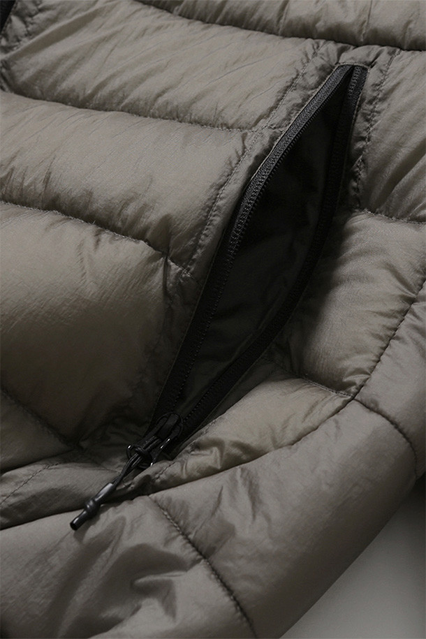 HELIUM 다운 재킷 - 시어 올리브는 겨울철 추위를 막아줄 공용 다운자켓입니다. 캐주얼, 미니멀 스타일을 즐기는 분들께 적합하며, 출근룩과 여행룩에 모두 활용할 수 있습니다. 90:10 구스다운 충전재와 FP800+ 등급의 뛰어난 보온성을 자랑하며, 방풍, 발수 기능으로 변덕스러운 날씨에도 끄떡없습니다. 루즈핏으로 편안한 착용감을 선사하며, 양방향 지퍼, 지퍼 포켓, 내부 지퍼 포켓, 신축성 있는 소매 커프스, 밑단 스토퍼 등의 디테일로 실용성을 더했습니다. 부드러운 촉감의 나일론 소재를 사용하여, 매일 입고 싶은 데일리 아우터가 되어줄 것입니다.
