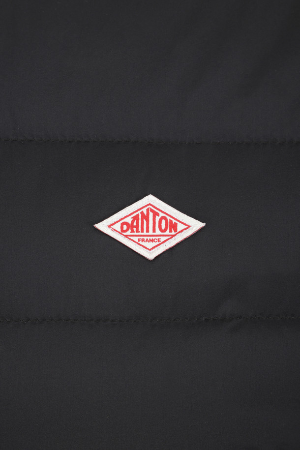 여성용 크루넥 이너 다운 재킷 - 블랙은 겨울철 일상과 출근룩에 모두 잘 어울리는 미니멀하고 베이직한 스타일의 다운 재킷입니다. 부드러운 촉감의 고밀도 우븐 나일론 태피터 소재를 사용하여 편안한 착용감을 선사하며, 라운드넥 디자인으로 어떤 옷에도 쉽게 매치할 수 있습니다. 친환경 재활용 다운 충전재와 두꺼운 두께감으로 뛰어난 보온성을 제공하며, 허리 신축성 드로코드와 수납 주머니가 있어 실용성을 더했습니다. 레귤러핏으로 제작되어 편안한 착용감을 선사하며, 긴 소매 기장과 스냅 여밈 방식이 특징입니다.
