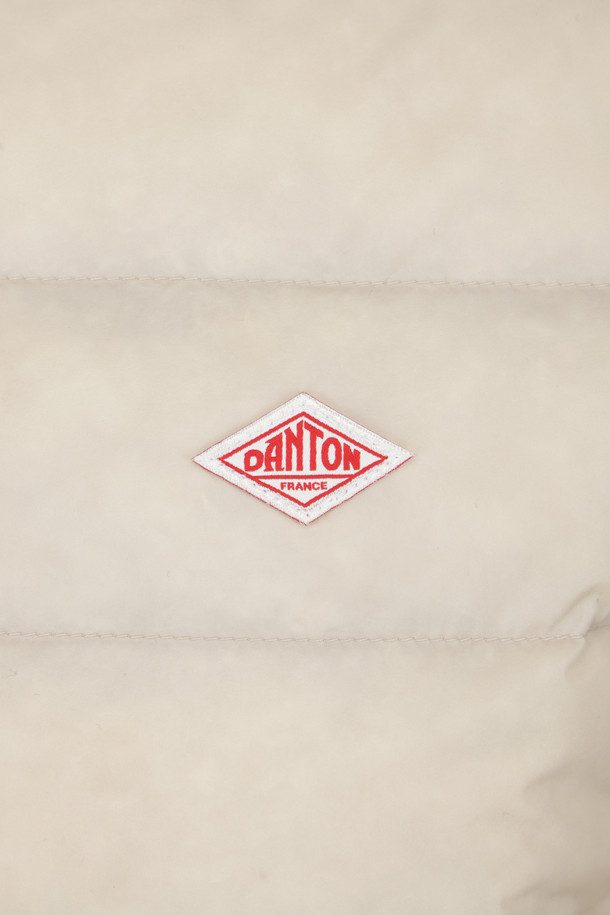 "WOMEN'S CREWNECK INNER DOWN JACKET - 오이스터 화이트"는 겨울철 여성의 따뜻함을 책임지는 다운 자켓입니다. 미니멀하고 베이직한 스타일로, 출근룩은 물론 다양한 일상 스타일에 매치하기 좋습니다. 부드러운 촉감의 고밀도 우븐 나일론 태피터 소재를 사용하여 편안한 착용감을 선사하며, 허리 드로코드를 통해 핏 조절이 가능합니다. 친환경 재활용 다운 충전재와 숏패딩 디자인으로 보온성과 경량성을 동시에 갖췄으며, 수납 주머니가 있어 실용적입니다. 집업 방식에 크롭 기장으로, 세련된 겨울 스타일을 완성해 보세요.
