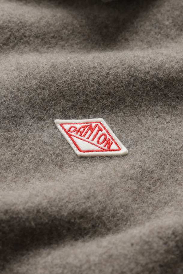 MEN'S WOOL LIGHT PILE COVERALLS 재킷 - H.BEIGE는 워크웨어와 캐주얼 스타일을 아우르는 남성용 커버롤 재킷입니다. 가을, 겨울 시즌에 적합하며, 베이지 컬러의 무지 디자인으로 다양한 룩에 매치하기 용이합니다. 울 소재의 얇은 두께로 제작되어 부드러운 촉감을 선사하며, 와이드핏과 레귤러 기장으로 편안한 착용감을 제공합니다. 버튼 여밈 방식과 긴소매 디자인, 폴리에스터 소매 안감과 헤링본 테이프 파이핑, 경량 설계로 실용성을 더했습니다. 출근룩과 비즈니스 캐주얼 스타일에도 활용 가능한, 세련된 디자인의 워크자켓입니다.
