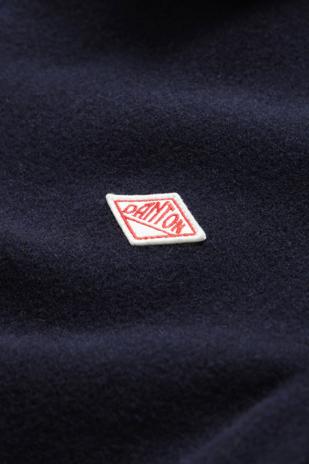 MEN'S 울 라이트 파일 커버롤 재킷 - 네이비는 가을과 겨울에 어울리는 남성용 자켓입니다. 캐주얼과 워크웨어 스타일을 넘나들며, 출근룩, 비즈니스 캐주얼, 모임룩 등 다양한 TPO에 활용할 수 있습니다. 부드러운 촉감의 울 소재와 두꺼운 두께감으로 보온성을 높였으며, 와이드 핏과 긴 소매 기장으로 편안한 착용감을 제공합니다. 무지 디자인에 버튼 여밈 방식, 헤링본 테이프 파이핑, 경량, 그리고 이중 브러시 가공 등의 디테일이 돋보이는 워크자켓입니다. 클래식, 미니멀, 워크웨어 스타일을 즐기는 남성에게 적합한 네이비 컬러의 자켓입니다.
