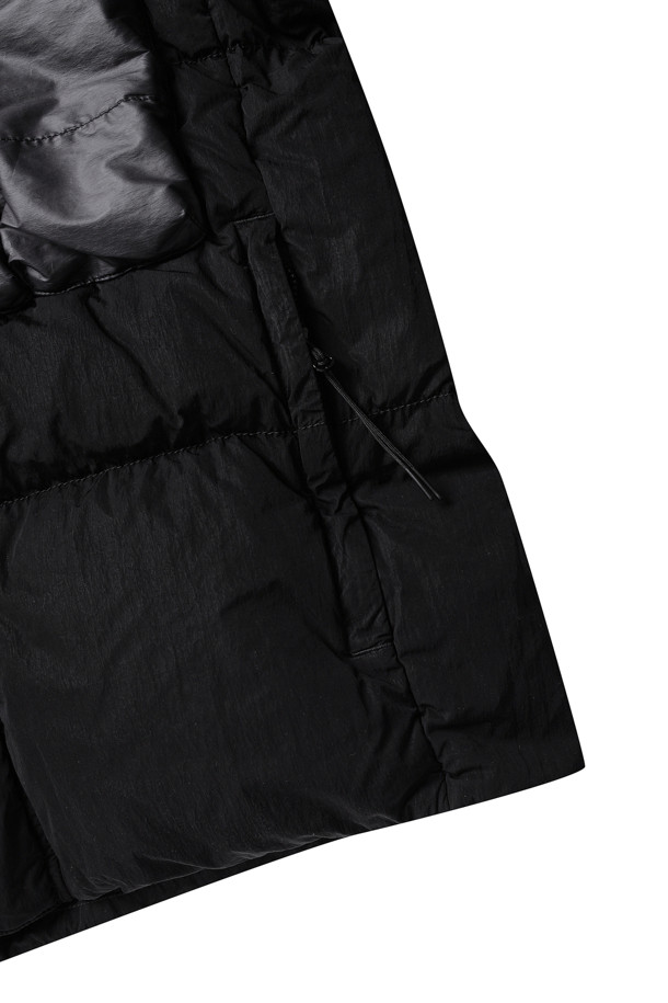 (C.P. 컴퍼니) 에코 크롬-알 믹스 고글 다운 재킷 - 17CMOW032A006369M 블랙은 겨울철 데일리룩에 적합한 남성용 패딩 재킷입니다. 스포티, 캐주얼, 미니멀한 스타일을 연출하며, 무지 패턴의 블랙 컬러로 다양한 코디에 활용하기 좋습니다. 레귤러핏, 레귤러 기장의 이 재킷은 지퍼 여밈 방식으로, 두꺼운 두께감과 보온 기능을 갖췄습니다. 고글 후드, 2웨이 지퍼, 가먼트 다잉 워싱 등의 특징을 갖춘 나일론 소재의 긴소매 패딩입니다.
