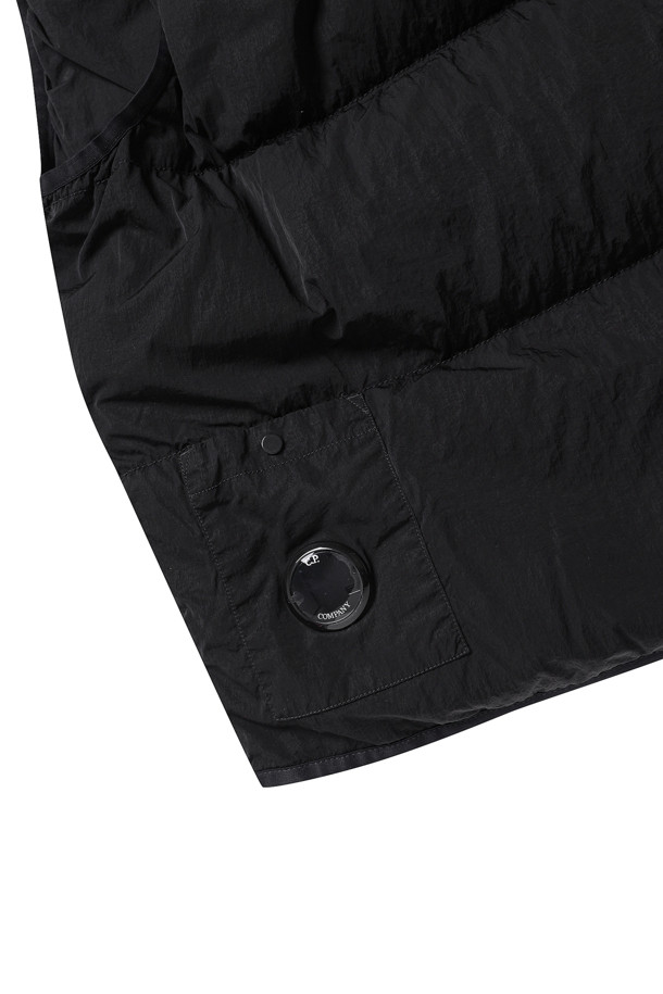 (C.P. 컴퍼니) 에코 크롬-R 믹스드 다운 베스트 - 17CMOW033A006369M 블랙은 남성용 아우터 베스트입니다. 가을과 겨울에 착용하기 좋으며 일상, 산책, 여행 등 다양한 TPO에 활용할 수 있습니다. 캐주얼, 스포티, 미니멀 스타일을 연출하기에 적합하며, 무지 패턴에 레귤러 핏으로 제작되었습니다. 두꺼운 두께감의 나일론 소재이며, 2-way 지퍼, 히든 후드, 가먼트 다잉 워싱 등의 특징을 갖춘 패딩 베스트입니다. 안감은 패딩으로 마감되어 보온성을 높였습니다.
